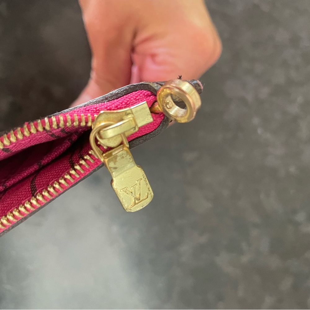 Louis Vuitton Neverfull pochette monogram canvas large with crossbody strap.